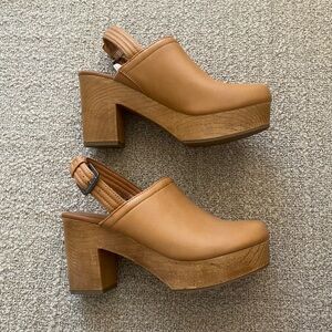 Universal Thread Watson Platform Clogs